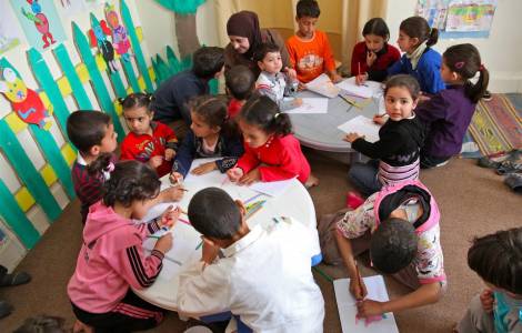 تركيا تطلق برنامج دعم مادي لتمكين الأطفال اللاجئين من العودة للدراسة