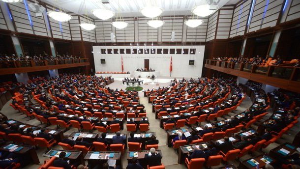 البرلمان التركي يمدد تفويض الحكومة بإجراء عمليات عسكرية في العراق وسوريا